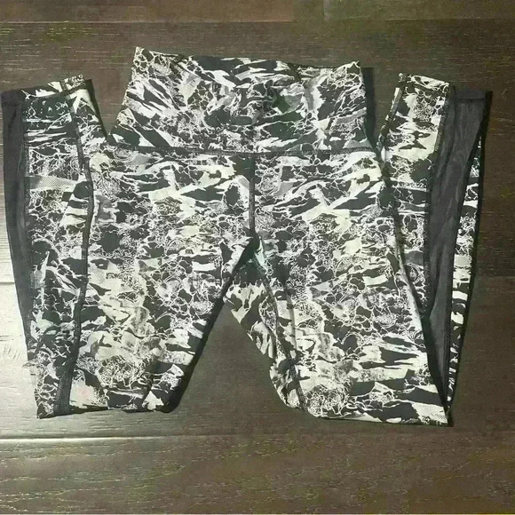 Lululemon Train Times 7/8  Pant (25" )
Interlaced Starlight Black / Black - Picture 7 of 10